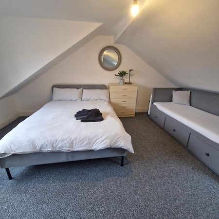 Lovely 3 Bedroom Serviced Apartment In Leytonstone London Kültér fotó