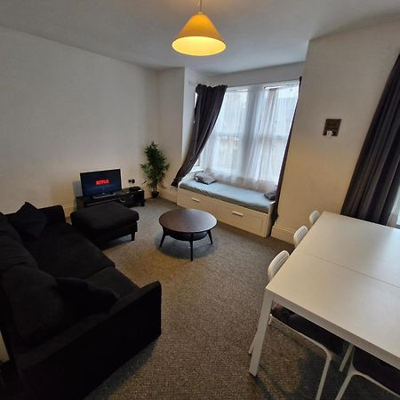 Lovely 3 Bedroom Serviced Apartment In Leytonstone London Kültér fotó