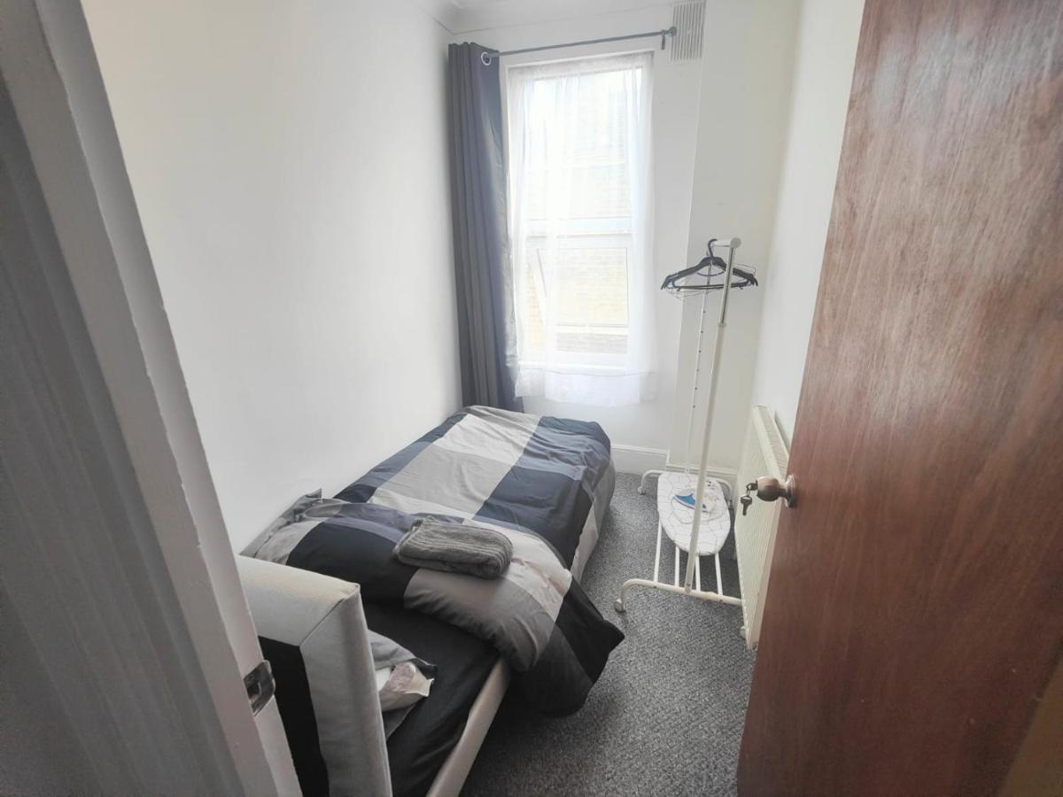 Lovely 3 Bedroom Serviced Apartment In Leytonstone London Kültér fotó