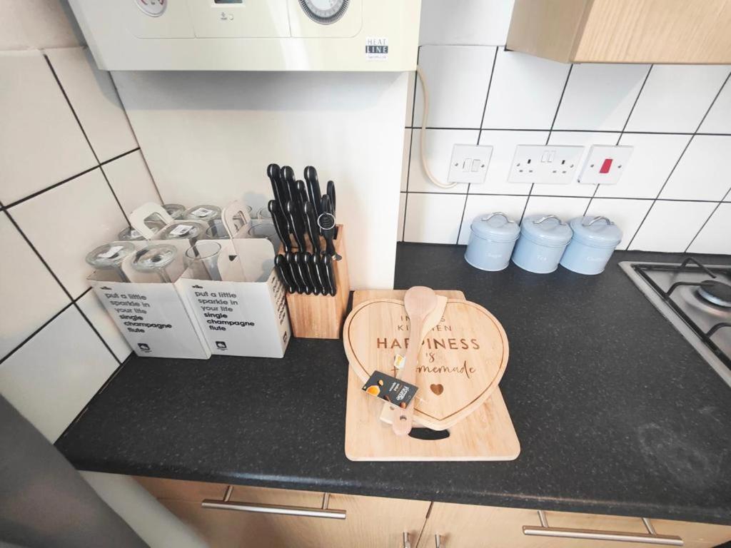 Lovely 3 Bedroom Serviced Apartment In Leytonstone London Kültér fotó