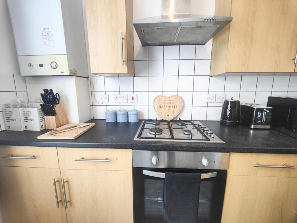 Lovely 3 Bedroom Serviced Apartment In Leytonstone London Kültér fotó