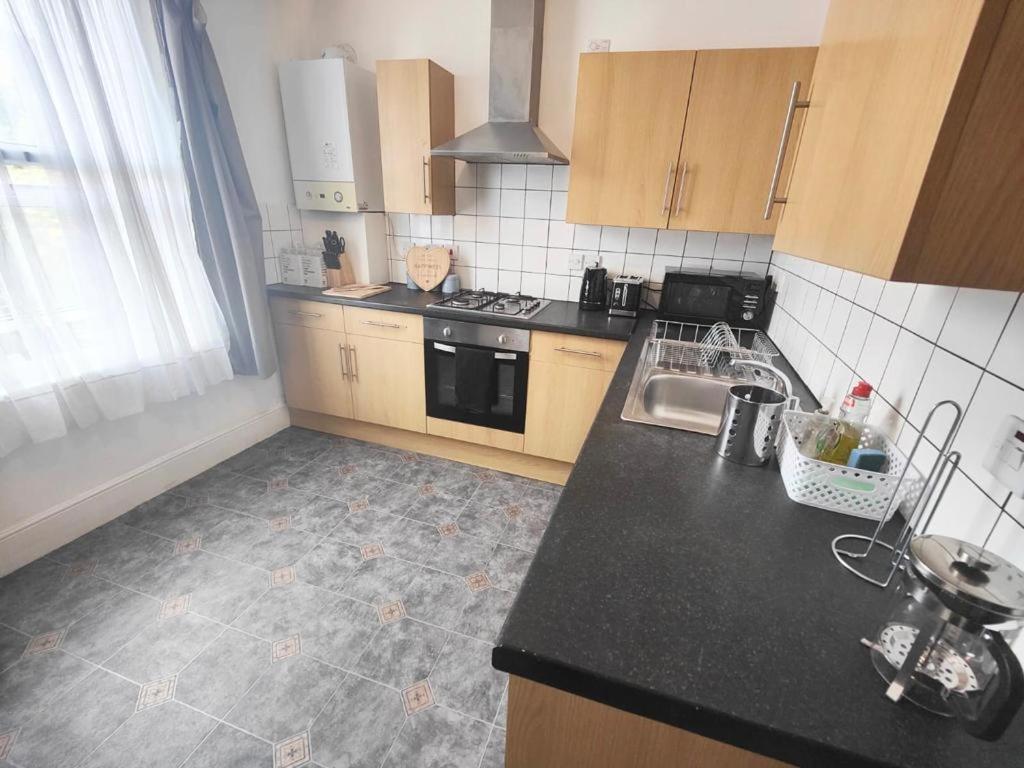 Lovely 3 Bedroom Serviced Apartment In Leytonstone London Kültér fotó