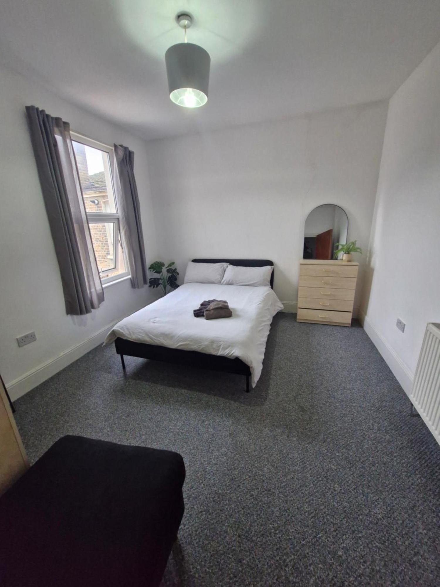 Lovely 3 Bedroom Serviced Apartment In Leytonstone London Kültér fotó