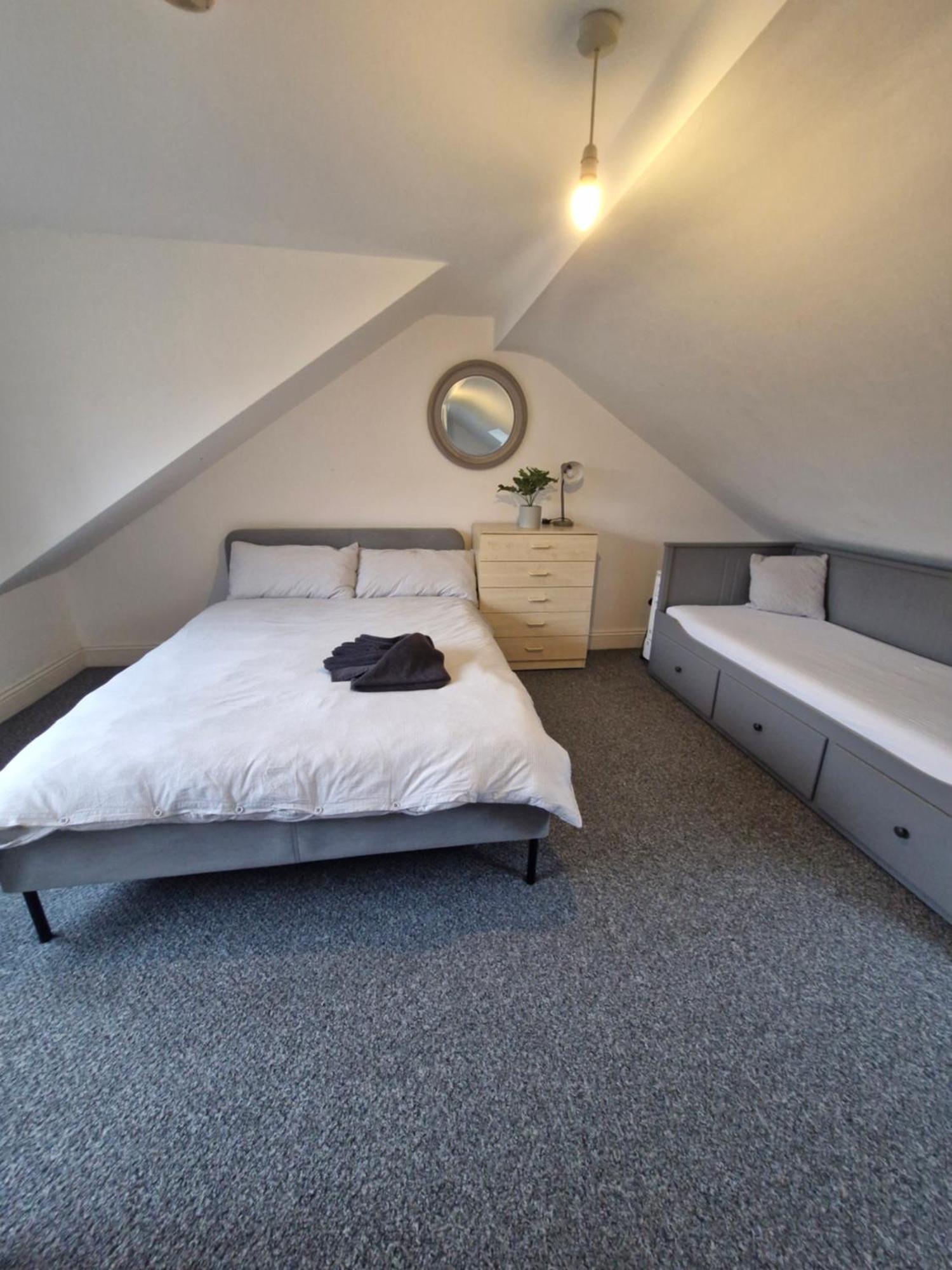 Lovely 3 Bedroom Serviced Apartment In Leytonstone London Kültér fotó